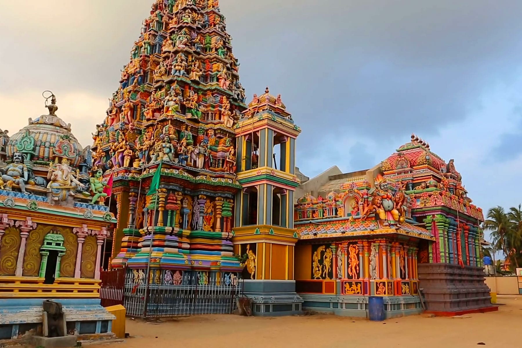 Церковь в шри ланке. Храм Богини Кали в Калькутте в Индии. Индуистский храм Тринкомали. Дакшинешвар храм Богини Кали. Калькутта храм Дакшинешваре.